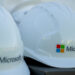 Bild von Arbeitshelmen auf dennen das Microsoft Logo geklebt ist